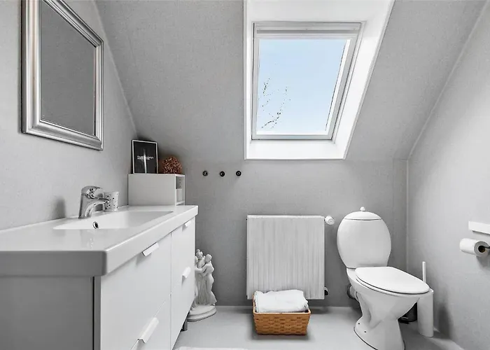 4732 Aakirkeby - Grammegardsvej 6 Apartmán *